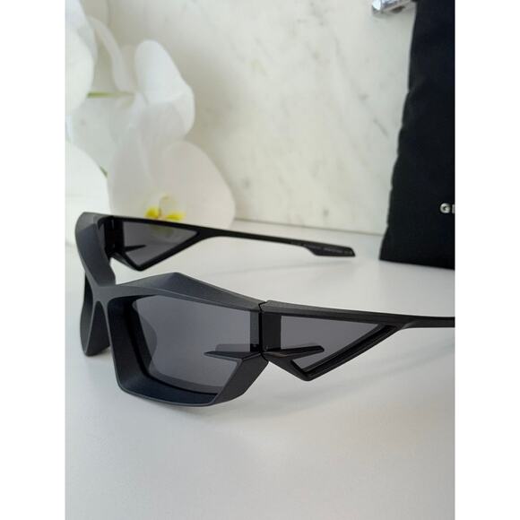 NEW Givenchy GV40049I Cut Mask Black Matte Sunglasses - Picture 4 of 10